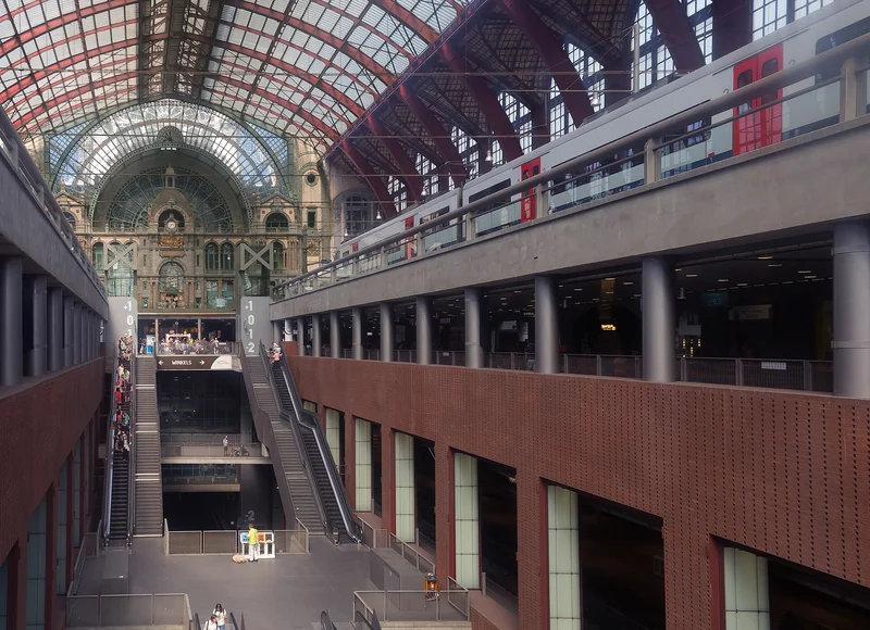 Fassade und Vorplatz des Hauptbahnhofs Antwerpen