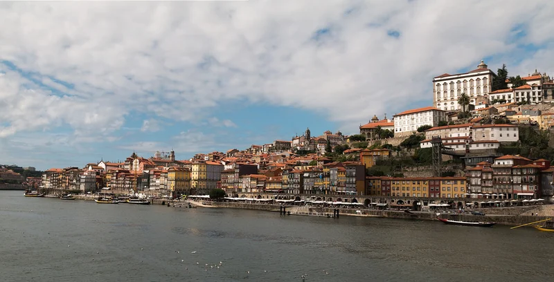 Blick über den Douro auf die Häuser der Ribeira in Porto